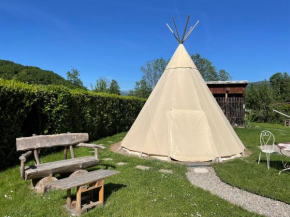 Tipi dans beau jardin